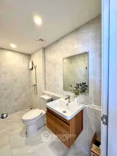Modern bathroom with sleek fixtures and elegant tile design