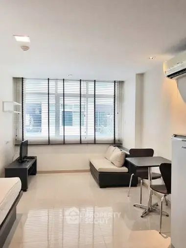 Fully Furnished 1 Bedroom Condo at J W Boulevard Srivara Condominium Livingroom