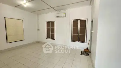 Spacious unfurnished room with tiled floor and air conditioning, ideal for customization.