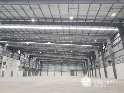 Spacious industrial warehouse with high ceilings and ample lighting