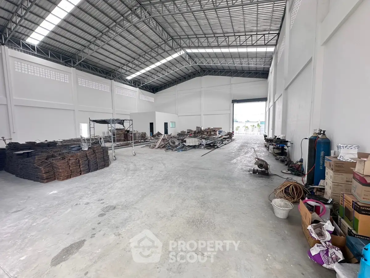 Spacious industrial warehouse with high ceilings and ample storage space.