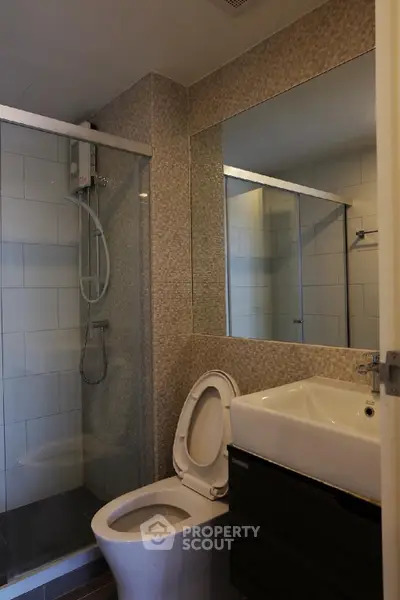  2 Bedrooms Condo at Knightsbridge Skycity Sapanmai Bathroom