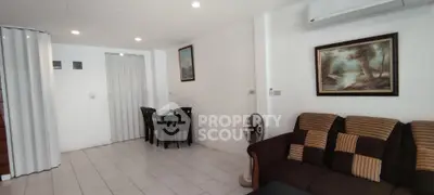 Spacious living room with modern decor and air conditioning, ideal for comfortable living.