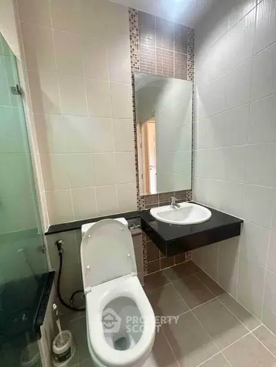 Modern bathroom with sleek design and wall-mounted sink