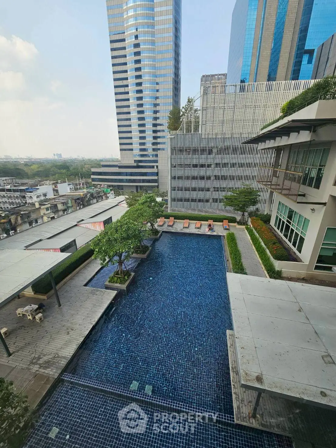 Luxurious urban apartment with stunning pool and city view