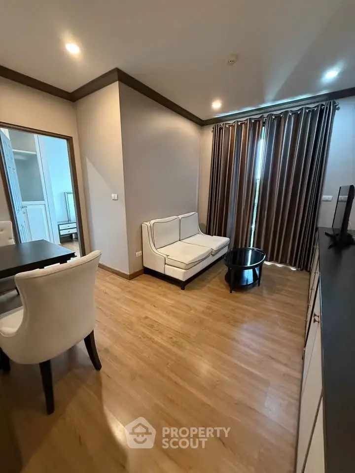 Modern living room with elegant furniture and wooden flooring