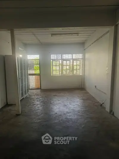 Spacious empty room with large windows and natural light, ideal for customization.