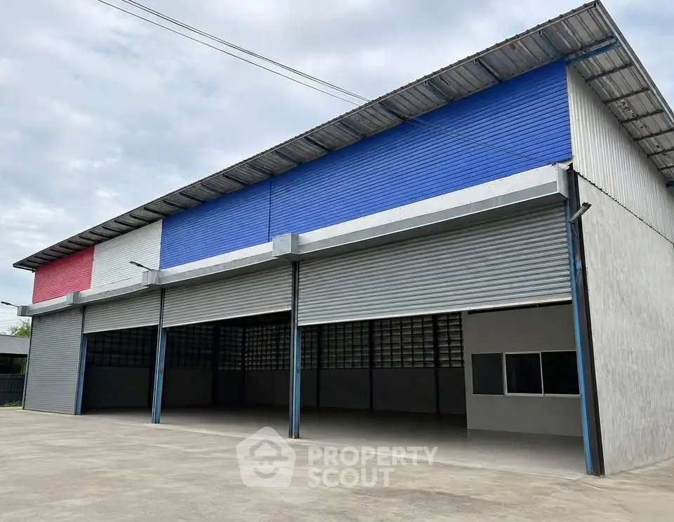 Spacious industrial warehouse with multiple loading bays and modern exterior design.