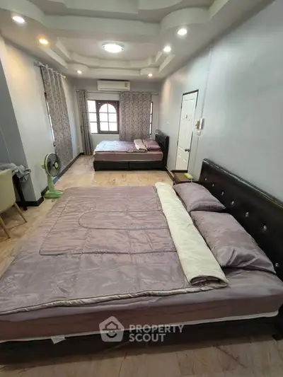 Spacious bedroom with two beds and modern decor, ideal for comfort and relaxation.