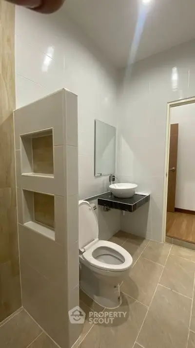 Modern bathroom with sleek design and elegant fixtures