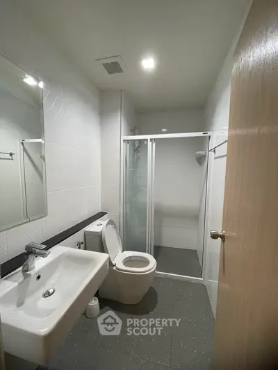 Modern bathroom with shower and sleek fixtures in a contemporary apartment.