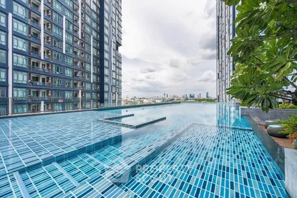 Luxurious high-rise building with stunning rooftop pool and city view