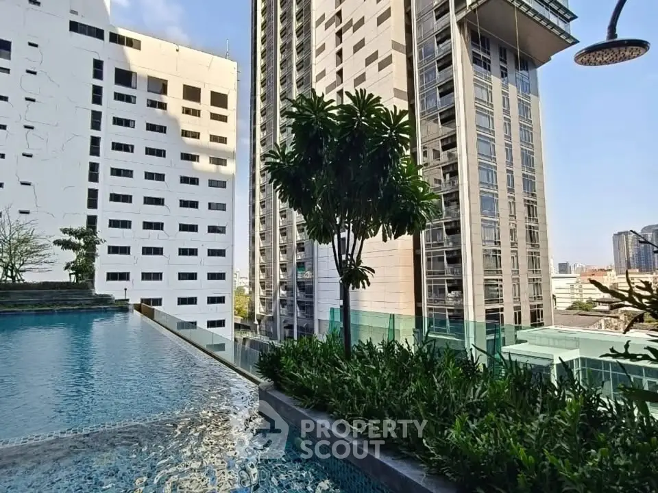 Luxurious urban apartment with stunning pool and city view