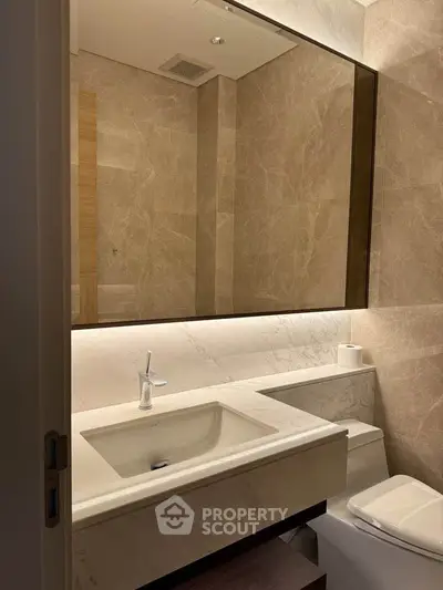 Luxurious modern bathroom with marble finishes and elegant lighting