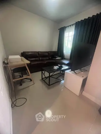 Cozy living room with leather sofa and modern decor, perfect for relaxation.
