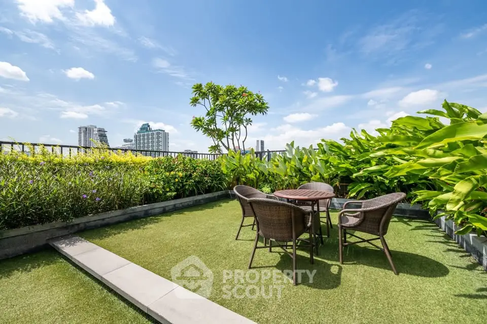Stunning rooftop garden with lush greenery and city views, perfect for relaxation and outdoor gatherings.