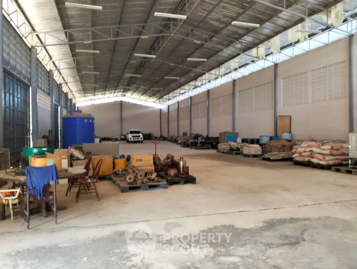 Spacious industrial warehouse with high ceiling and ample storage space.