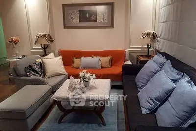 Fully Furnished 2 Bedrooms Condo at Langsuan Ville Livingroom