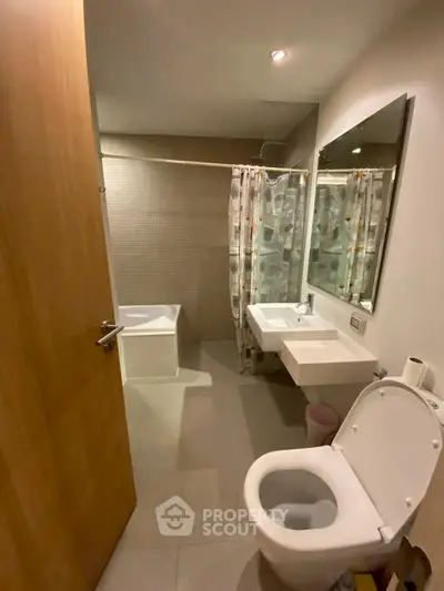 Modern bathroom with bathtub and stylish fixtures in a contemporary apartment.