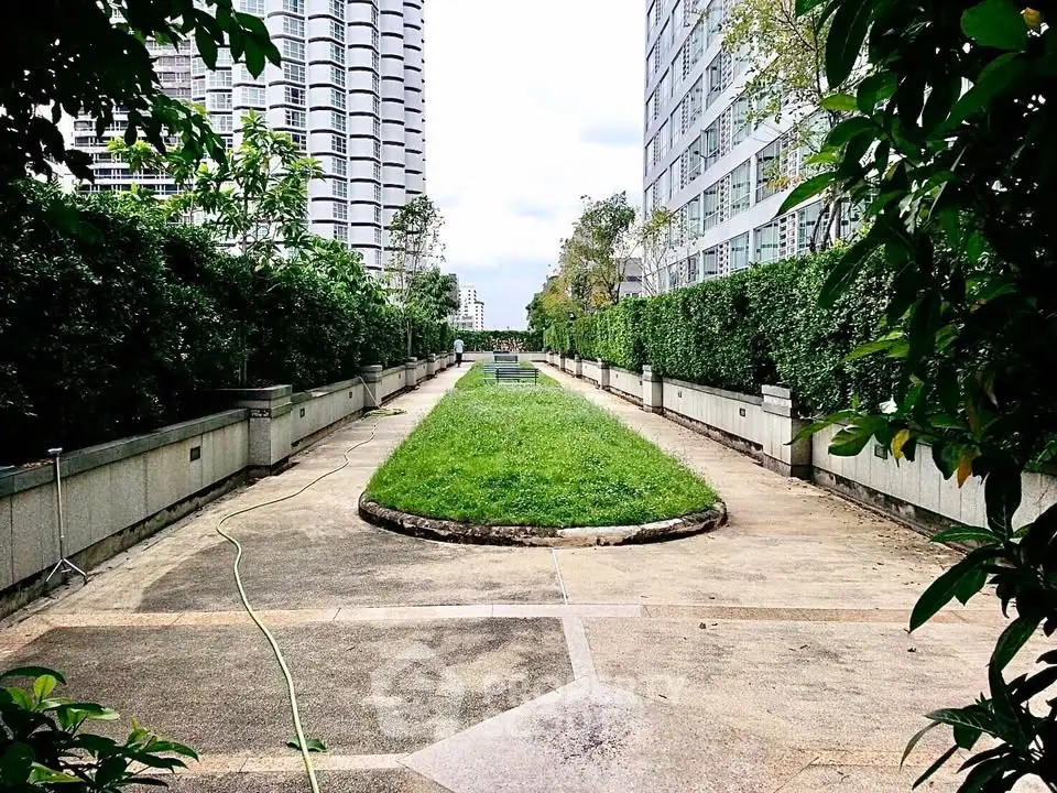 Stunning urban garden oasis with lush greenery and modern architecture, perfect for relaxation and leisure.