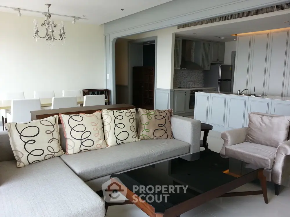  3 Bedrooms Condo at The Emporio Place Sukhumvit 24-1
