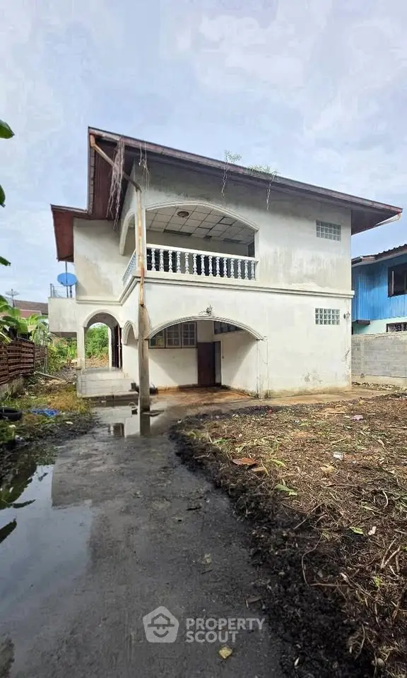 Spacious two-story house with unique architectural design and ample outdoor space, perfect for family living.