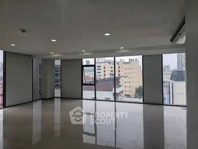 Spacious corner unit with panoramic city views and ample natural light