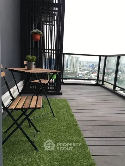 Chic urban balcony with artificial grass and city view, perfect for relaxation and outdoor dining.