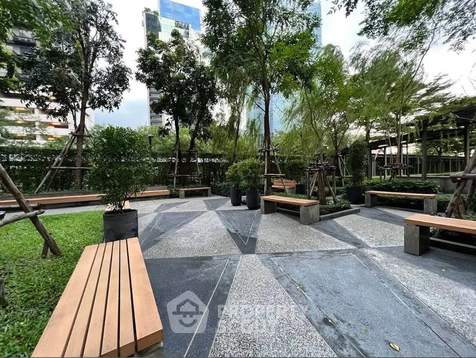 Serene urban garden with benches and lush greenery, perfect for relaxation and outdoor enjoyment.