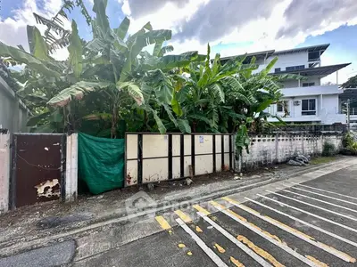 Charming urban property with lush greenery and potential for development in a prime location.