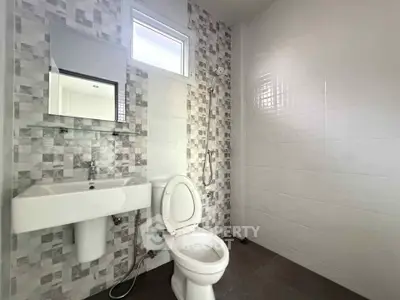 Modern bathroom with stylish tiles and sleek fixtures in a contemporary home.