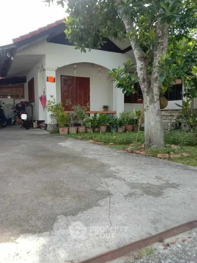 Charming single-story home with lush garden and spacious driveway, perfect for family living.