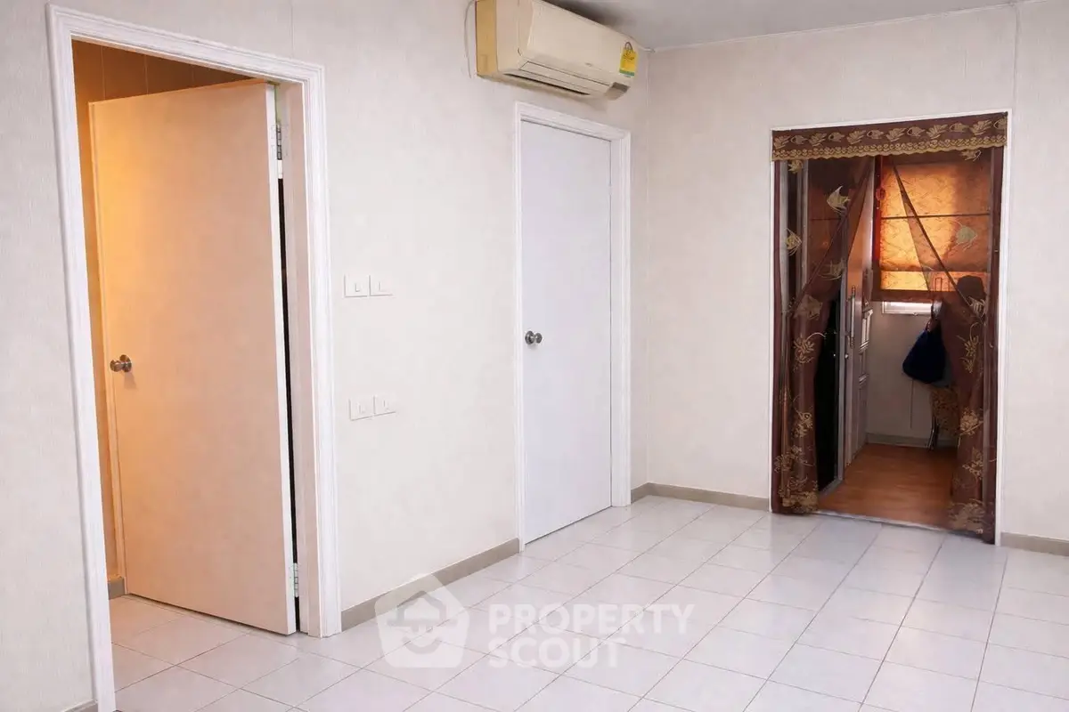 Spacious room with tiled floor and air conditioning, ideal for customization.