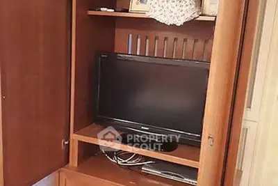 Fully Furnished 2 Bedrooms Condo at Langsuan Ville Livingroom