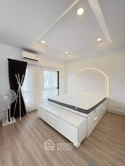 Modern bedroom with stylish decor, featuring a comfortable bed and elegant lighting.