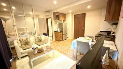 Charming open-layout living room with modern kitchen and cozy dining area in a stylish apartment.