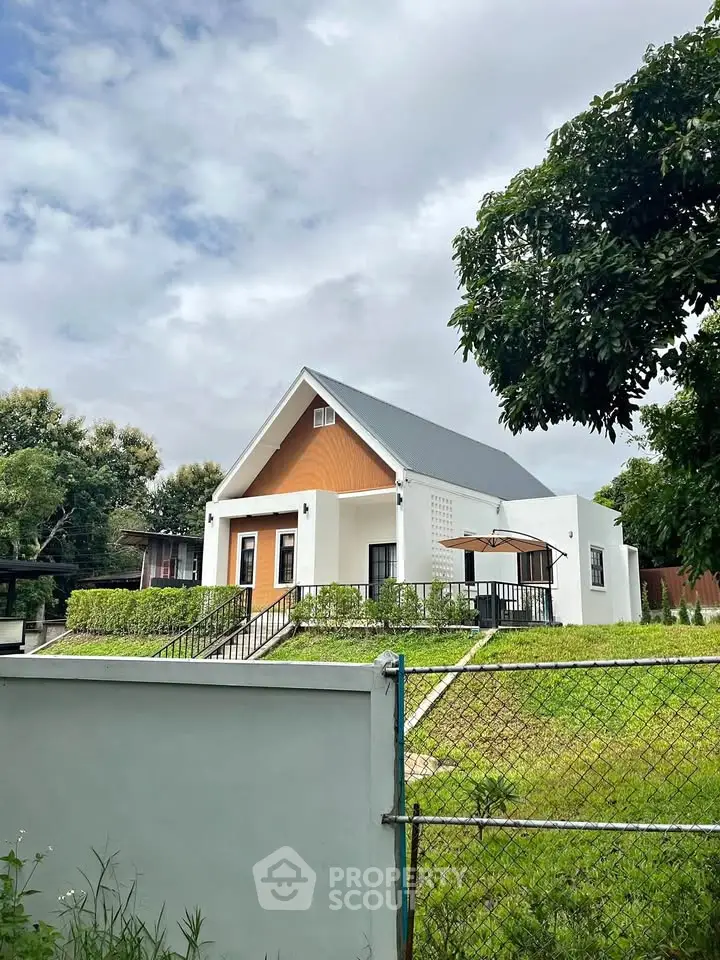 Charming modern house with lush green lawn and sleek architectural design, perfect for family living.
