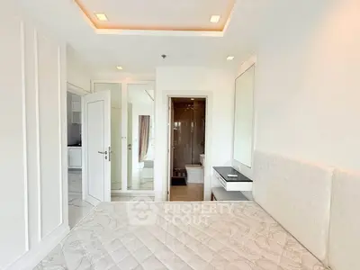Bright and modern bedroom with ensuite bathroom in a stylish apartment.