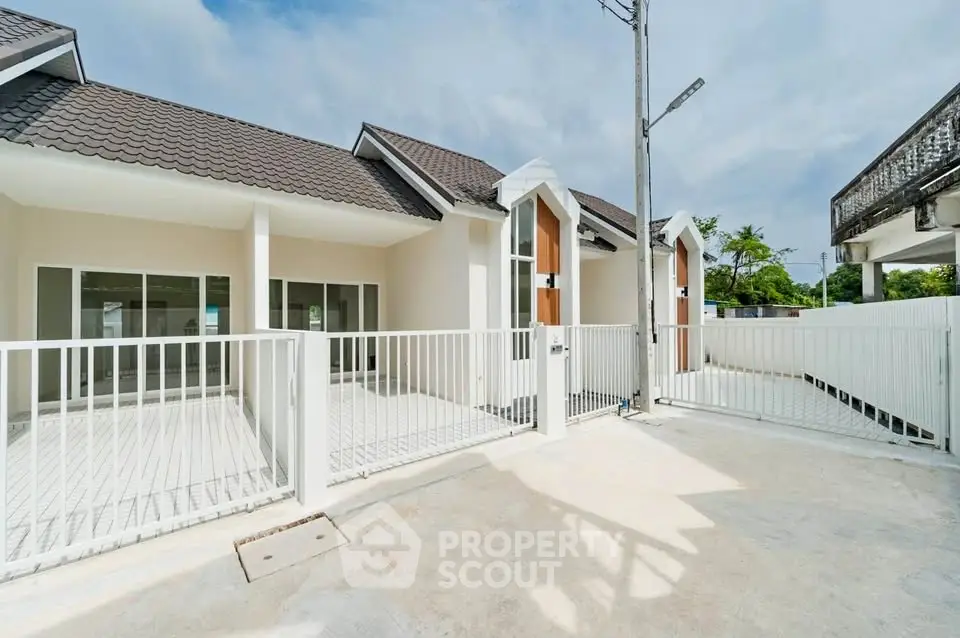 Modern single-story house with spacious front yard and sleek design.