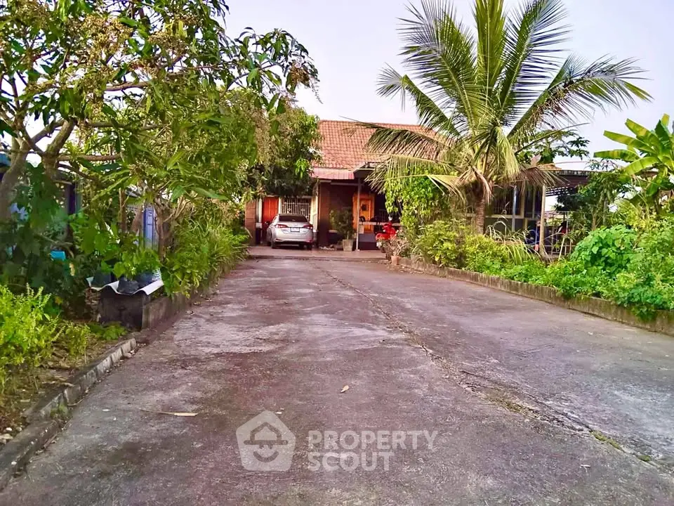 Charming tropical home with lush garden and spacious driveway