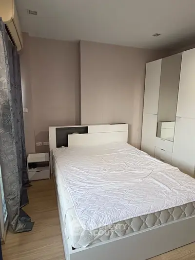 Spacious bedroom with modern furniture and natural light, ideal for comfort and relaxation.