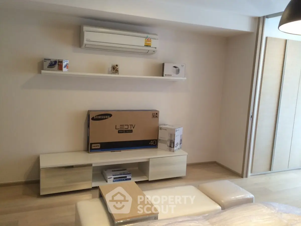 Modern living room with air conditioning and sleek furniture, ready for a new LED TV setup.