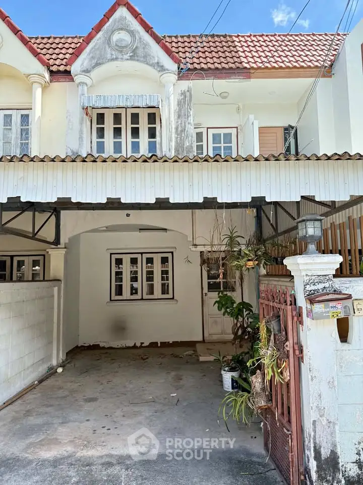 Charming townhouse with classic architecture and spacious driveway, perfect for family living.