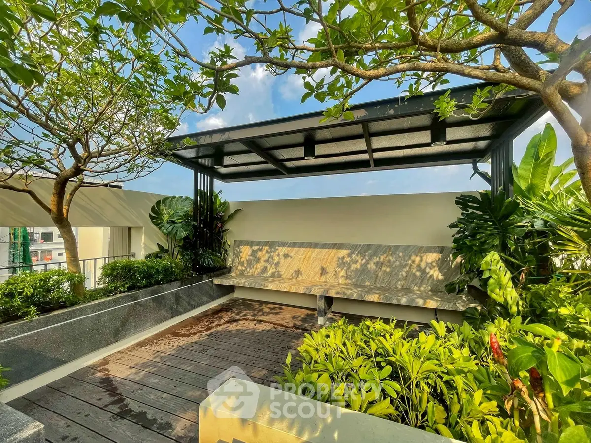 Stunning rooftop garden with lush greenery and modern seating area, perfect for relaxation and city views.