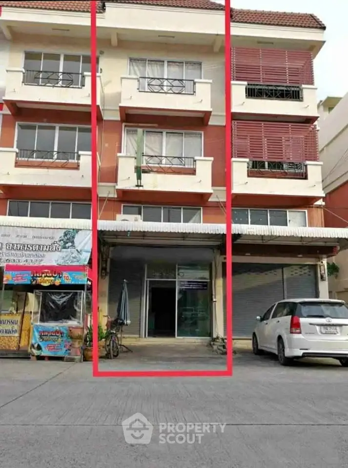 Commercial building with multiple floors and retail space on ground level, ideal for business opportunities.