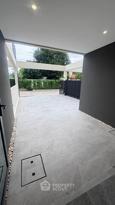 Spacious modern entrance with sleek design and natural light, perfect for welcoming guests.
