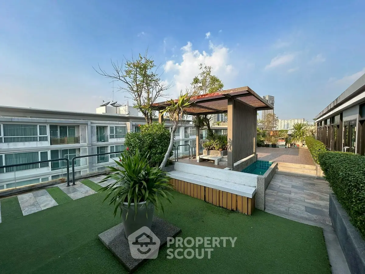 Stunning rooftop garden with modern design and lush greenery, perfect for relaxation and entertainment.