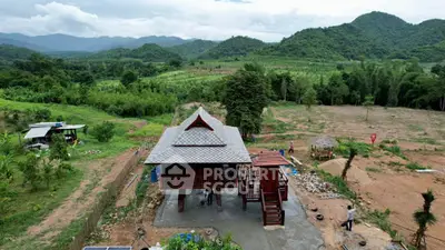 Charming rural property with traditional architecture and scenic mountain views, perfect for nature lovers.