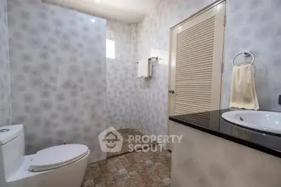Modern bathroom with stylish tiles and sleek fixtures in a contemporary home.