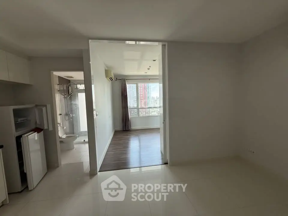 Spacious open-plan apartment with modern kitchen and bright living area, ideal for contemporary living.